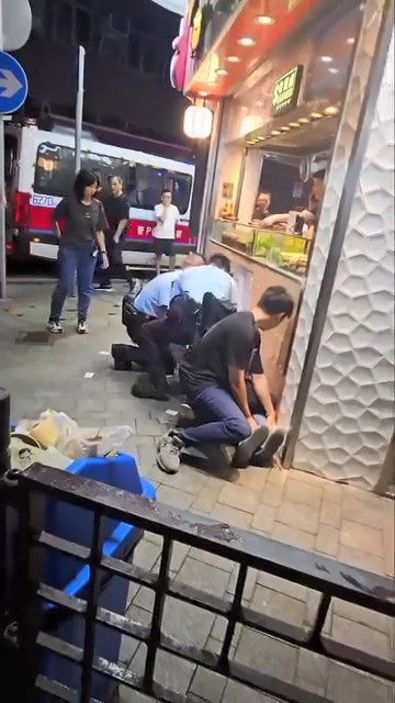 男子不斷掙扎大叫。網上片段截圖 男子不斷掙扎大叫。網上片段截圖