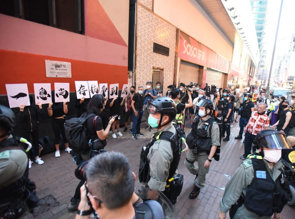 防暴警在場戒備及截查。