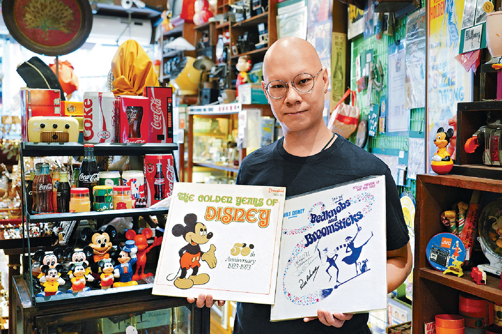 ■Lawrence至今收藏逾40张迪士尼黑胶唱片，其中1971年推出的「Bedknobs and Broomsticks」有齐4名演员签名。