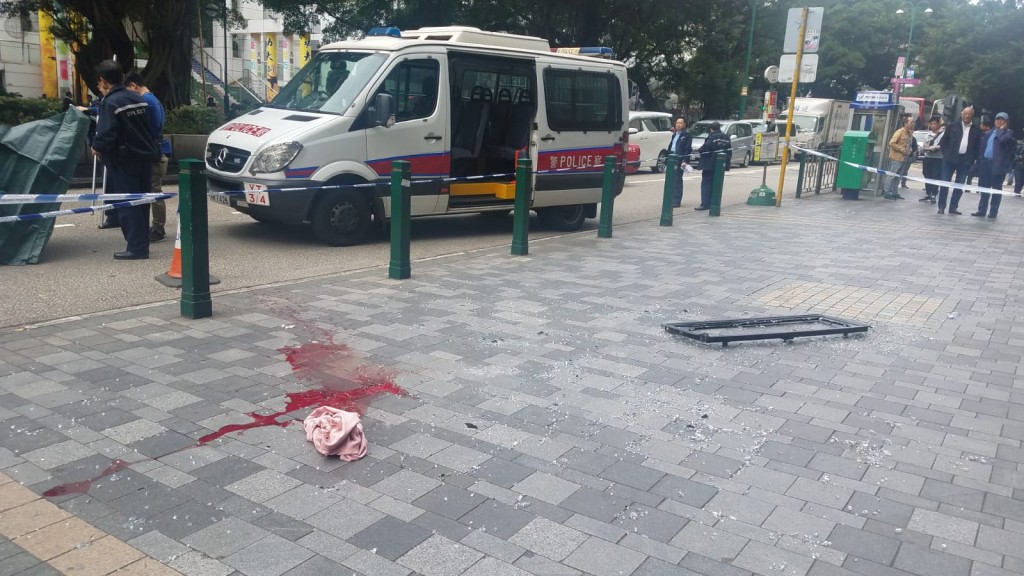 現場遺下窗框與血跡。