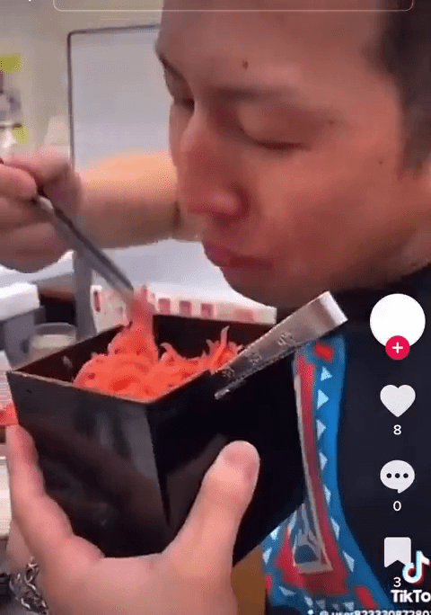 片中，男子多次用自己筷子夹红生姜食用。网片截图