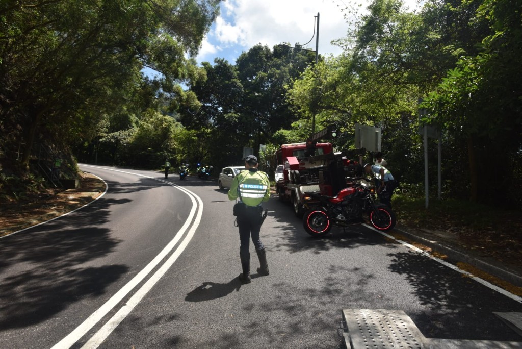 肇事電單車被吊起運走。楊偉亨攝