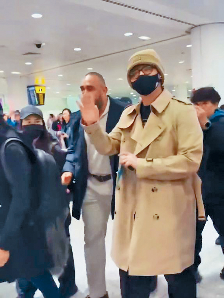 姜濤現身倫敦機場時，不斷親民地向到場粉絲揮手。