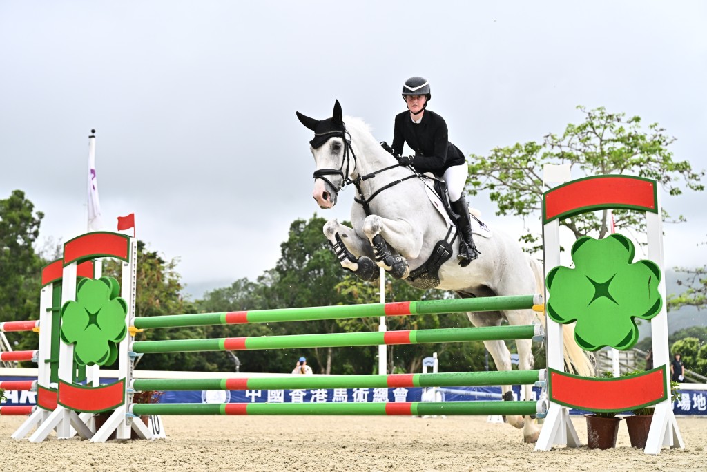 「终极马王奖」则由年仅 17 岁的的骑手霍梓嬅 Sarah Broderick 伙拍 Over and Out 以 3.33 分夺冠