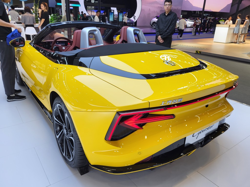 MG Cyberster雙座位開篷電動車Nuclear Yellow顏色須另加HK$9,800。