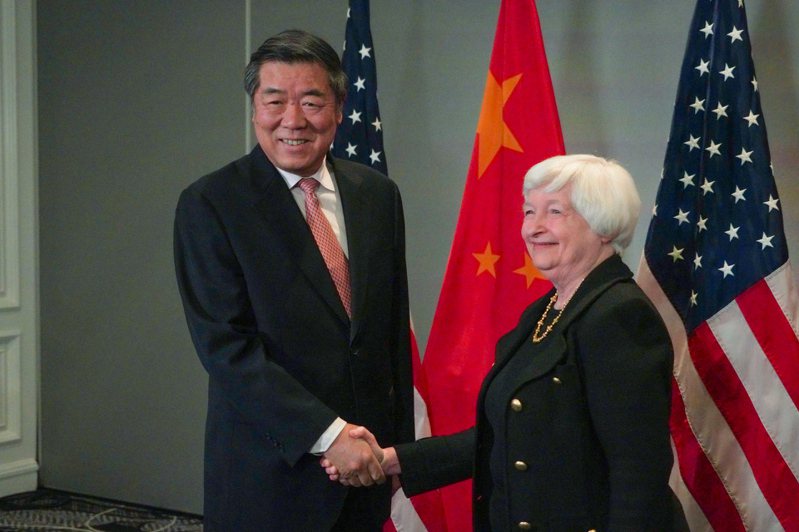 美国财政部长耶伦在去年11月与国务院副总理何立峰讨论「供应过剩问题」时，更明言「北京对某些产业的大力财政支持可能对其他国家构成威胁」。