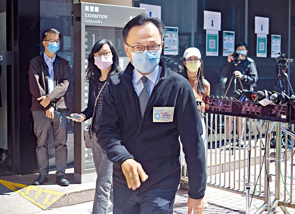 公務員事務局局長聶德權到社區疫苗接種中心視察。　