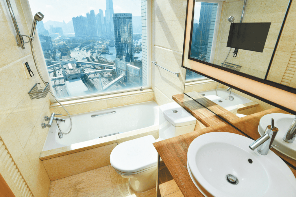 浴室中一大卖点为浴缸旁设有大窗户，可由此俯瞰全海景和市景。
