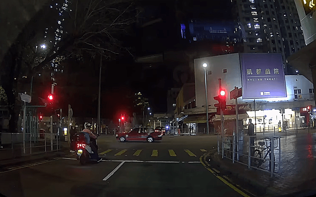 屯門青腎路燈口前有電單車依燈號停下。fb：巴士的事討論區～更新版