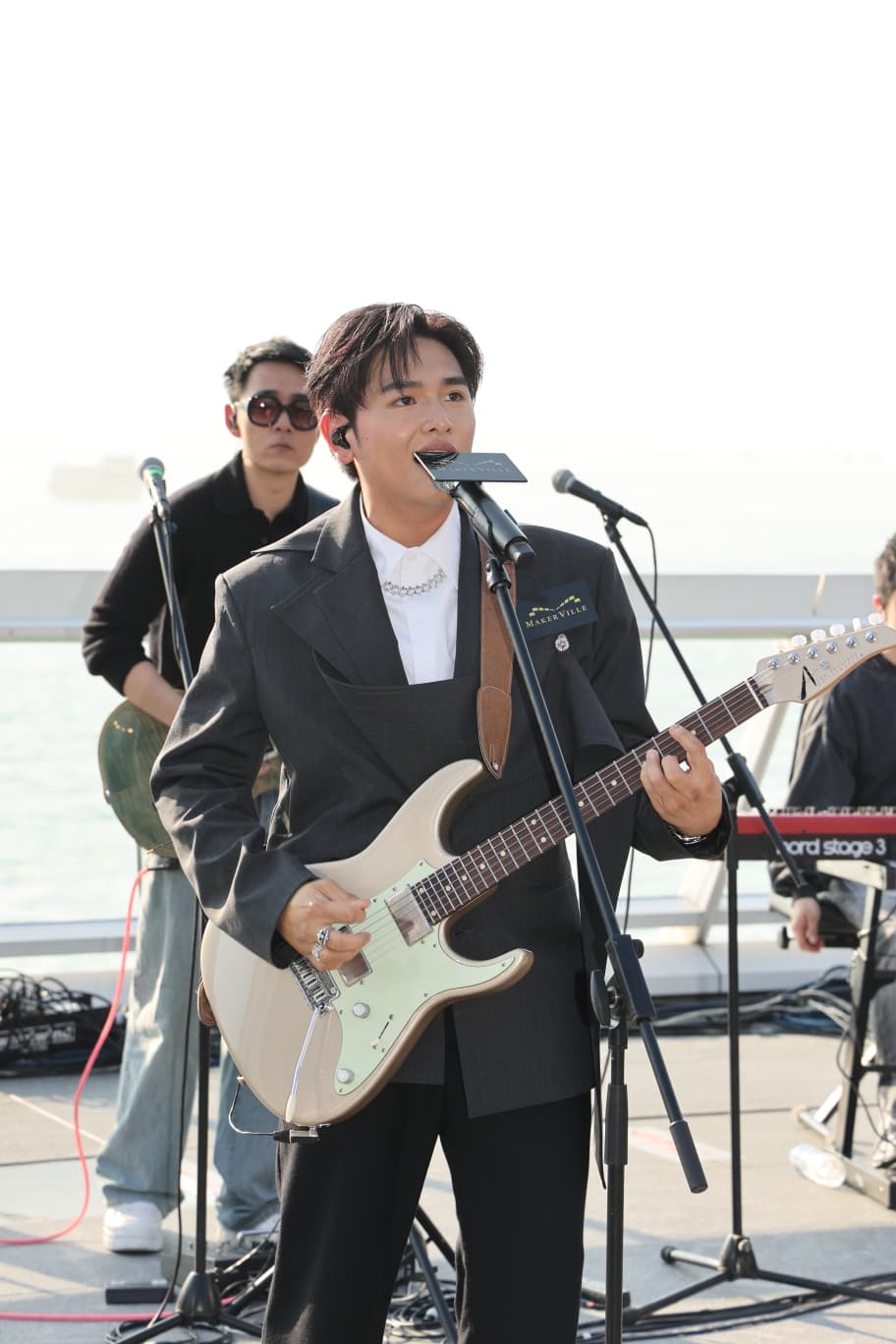 范卓賢唱新歌《淚光萬歲》。