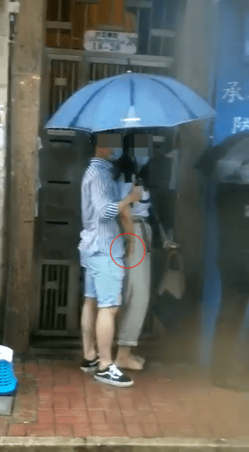 男方亦手持雨伞