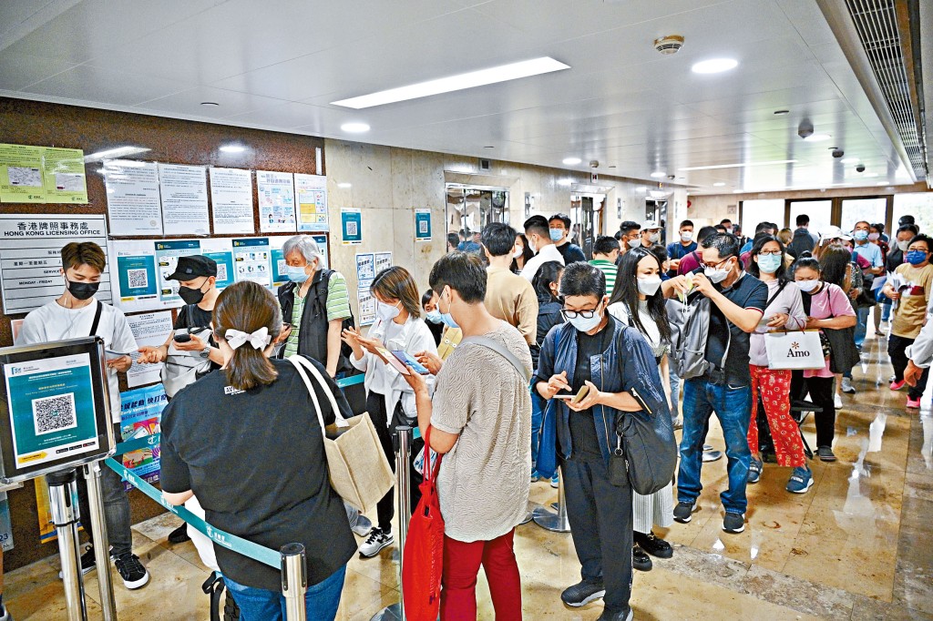 審計報告揭運輸署轄下牌照事務處，疫情下人手增加近兩成半，但處理的事項卻減少逾六十四萬宗。