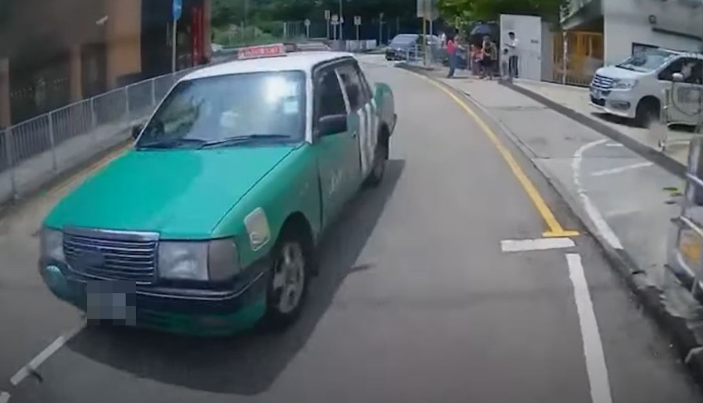 Cam主私家車駛至青山管青路行人過路處前停下，尾隨的綠的扒頭駛前。網上影片截圖
