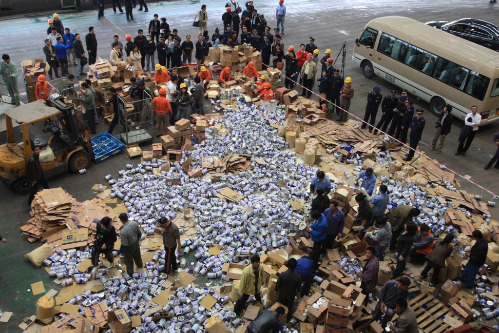 2008年，近200吨封存已久的三鹿问题奶粉，在上海生活垃圾焚烧厂被集中销毁。 新华社