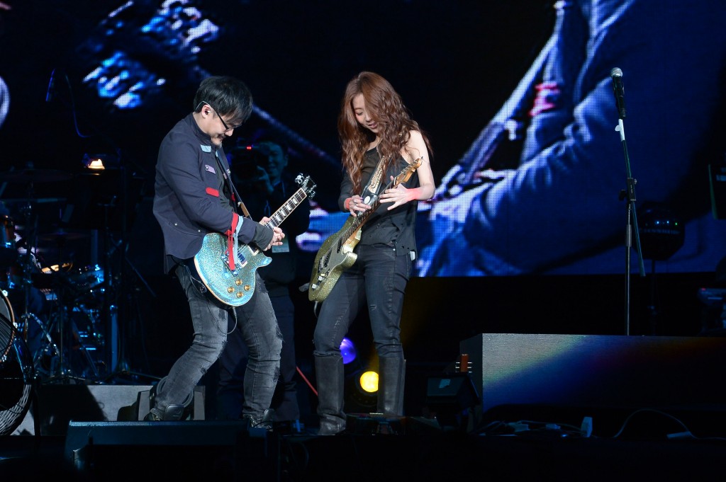 在香港演唱会上，锺成虎还与陈绮贞对弹结他。