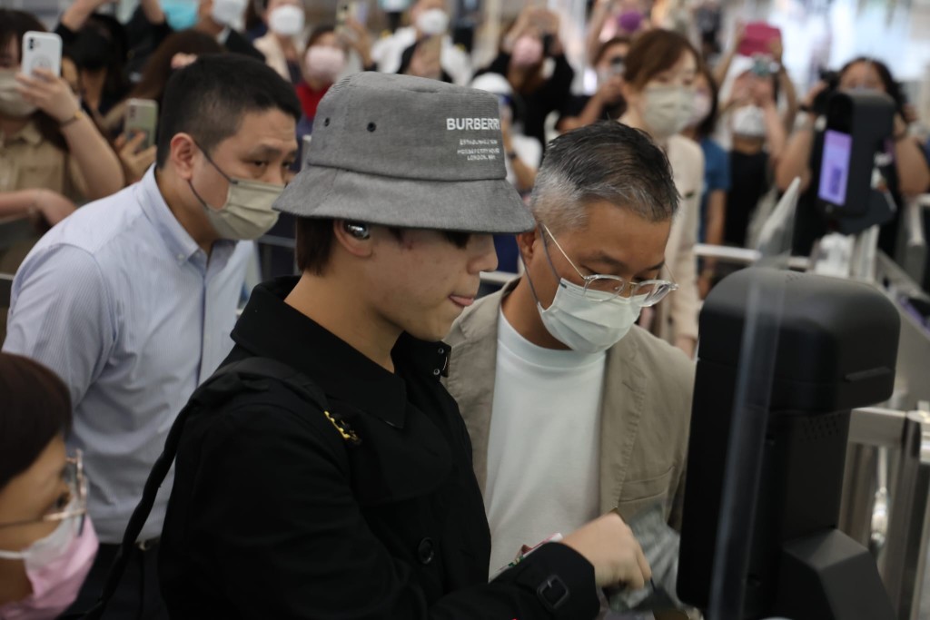 姜濤應機場保安要求，除低口罩、眼鏡和帽入閘。