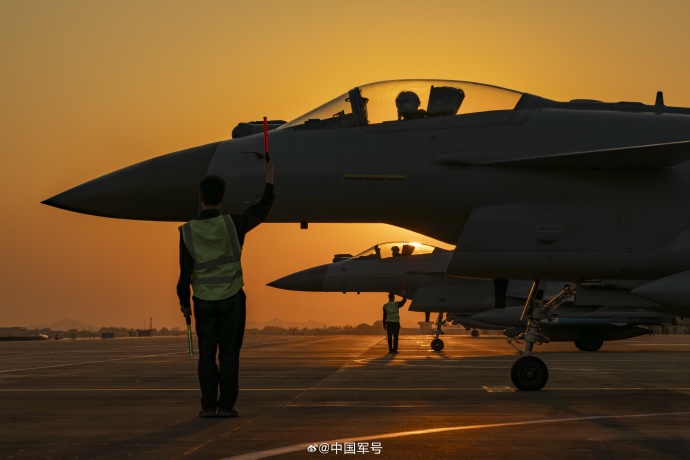 中國軍方再公開「殲-10C」訓練圖。 中國軍方再公開「殲-10C」訓練圖。