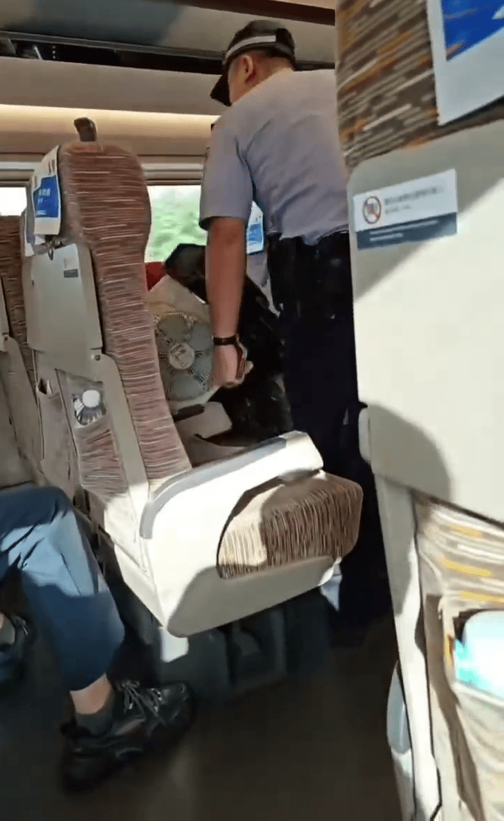 高铁乘客使用插电风扇遭乘警制止。