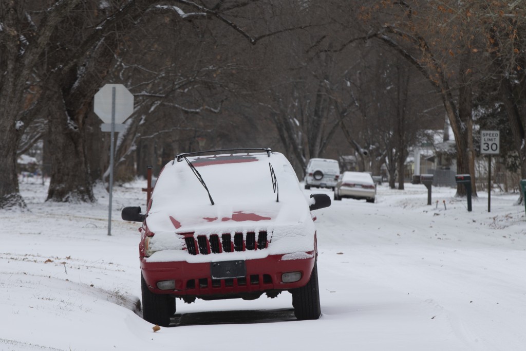 堪萨斯州托皮卡的森林大道，汽车积满了雪。AP