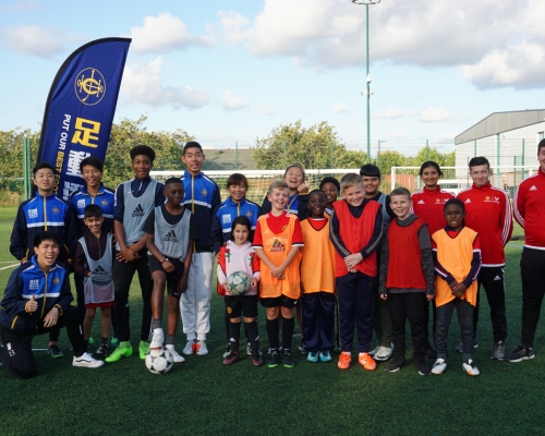 青少年領袖在「Street Reds Football Tournament」證明自己,也跟英國義工及參與的小朋友同享足球樂趣。相片由公關提供