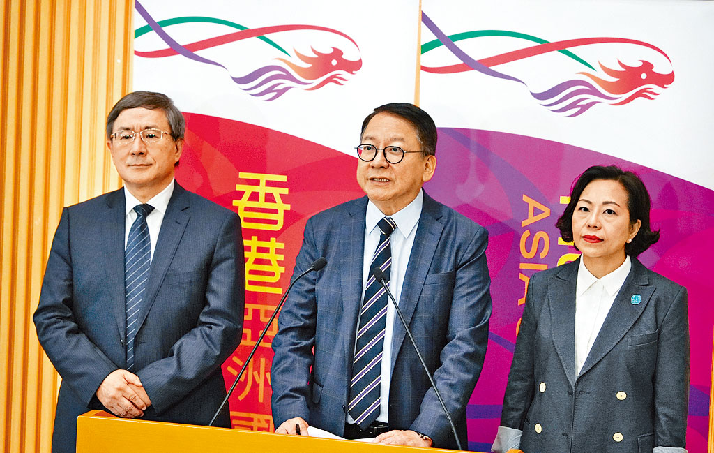 政務司司長陳國基（中）、政務司副司長卓永興（左）及民政及青年事務局局長麥美娟（右）會後見傳媒。
