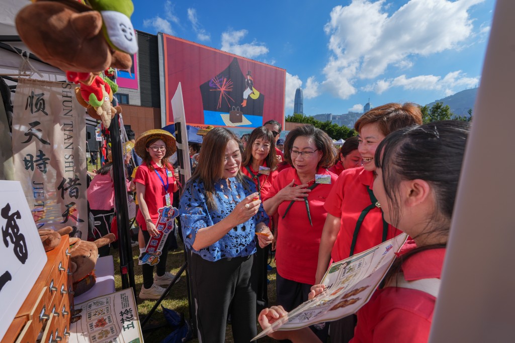 主禮嘉賓文化體育及旅遊局局長羅淑佩聯同香港女童軍總會會長梁唐青儀及香港總監何珮珊參觀 「區區有特色」攤位。 主禮嘉賓文化體育及旅遊局局長羅淑佩聯同香港女童軍總會會長梁唐青儀及香港總監何珮珊參觀 「區區有特色」攤位。