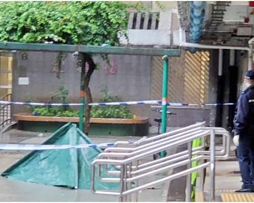 警方以帳篷遮蓋死者遺體。