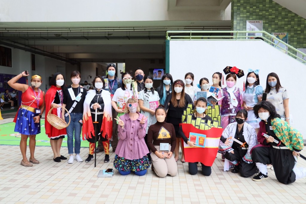 老师及同学在「书迷变装日」打扮成自己喜欢的角色。