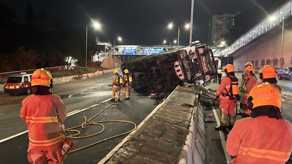 受車禍影響，呈祥道近盈暉臺來回方向的部份行車線需要封閉，現場交通一度受阻。蔡楚輝攝