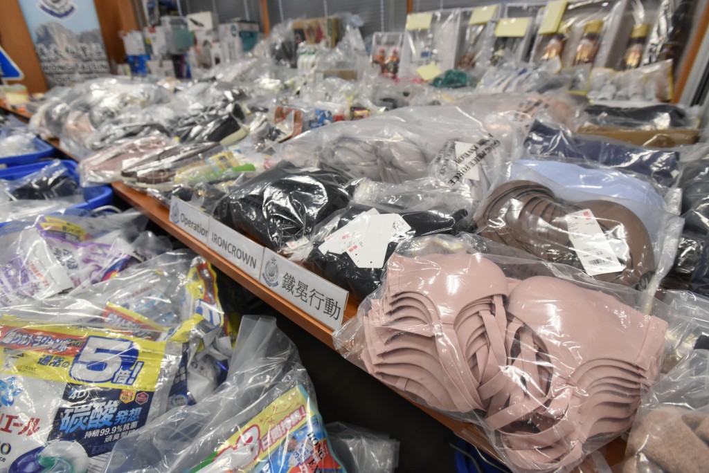 警方展示檢獲的物品，當中包括大量日用品、藥品及食物。