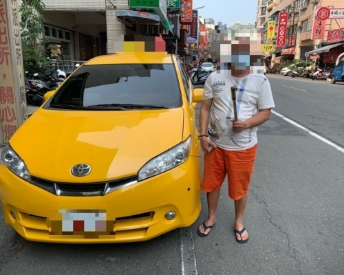 的士司機辯稱亮鐵棍是要自保。網圖
