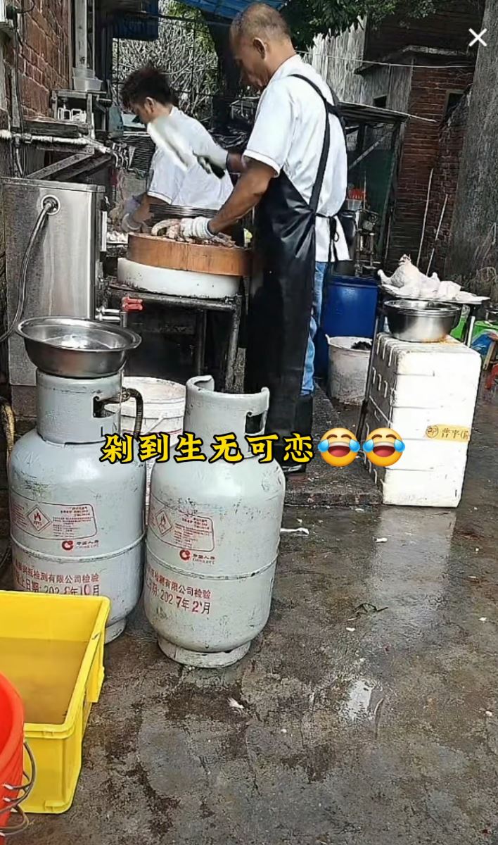 老闆因生意激增，斬雞至手痛。