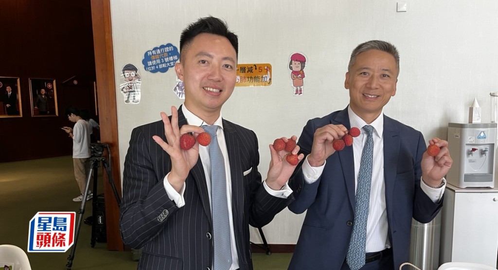 李梓敬與姚栢良與記者分享增城荔枝。黃子龍攝