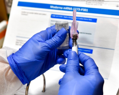 莫德納新冠病毒疫苗價格定位25至37美元（約195至289港元）。AP資料圖