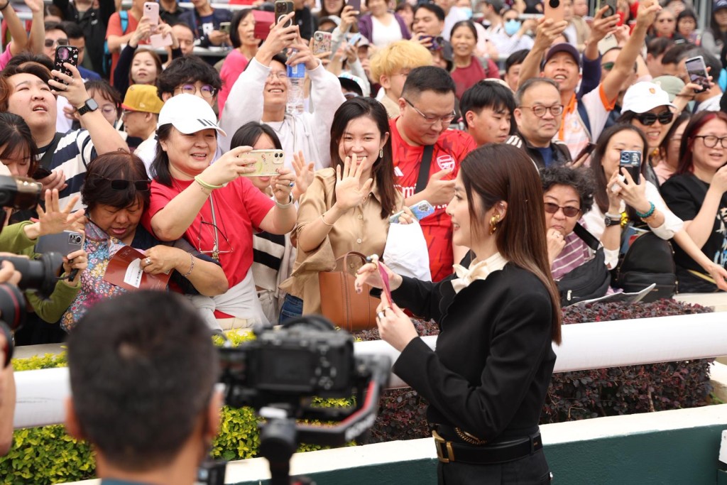 陳慧琳獻唱賀歲。 陳慧琳獻唱賀歲。