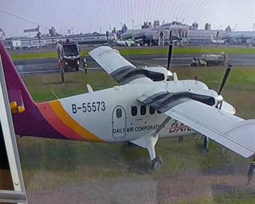 德安航空客機滑出跑道。網上圖片