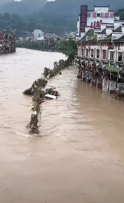 贵州镇远古镇被河水淹浸，古城两岸商舖一楼无一幸免。小红书