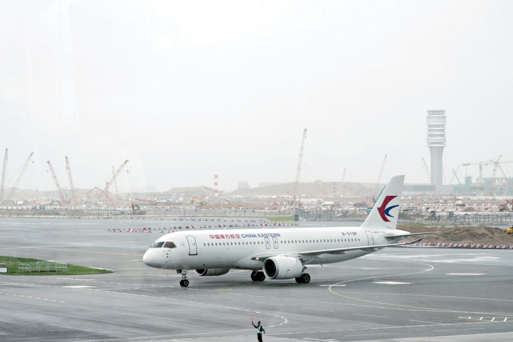 国产大型客机C919元旦起执行部分往返港沪航线。