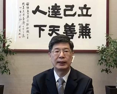 中國駐加拿大大使叢培武接受中國央視訪問。(電視戴圖)