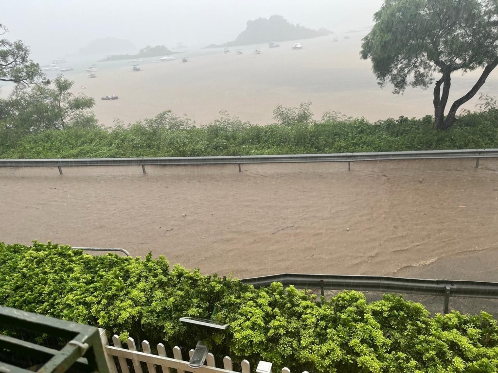 白沙灣附近的情況,馬路幾乎被黃泥水完全淹沒。(西貢日報圖片) 白沙灣附近的情況,馬路幾乎被黃泥水完全淹沒。(西貢日報圖片)