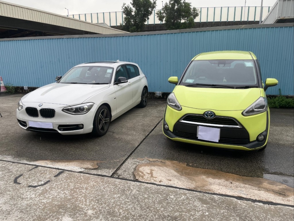 涉案私家車亦被扣查作進一步檢驗。 涉案私家車亦被扣查作進一步檢驗。