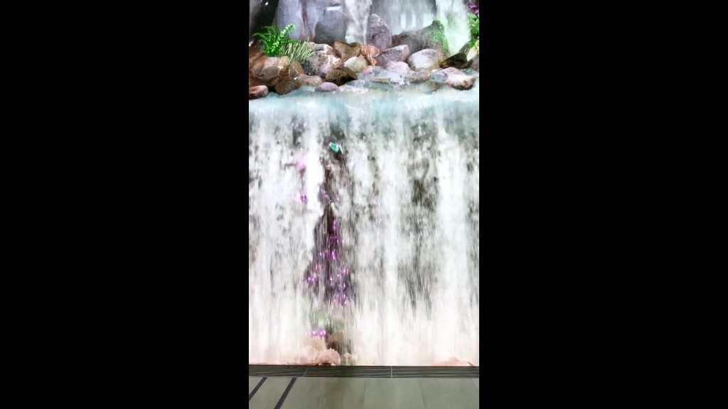 「瀑布庭園」巨型幕牆和地板屏幕塑造出傾瀉而下的瀑布、溪流及池塘。短片截圖
