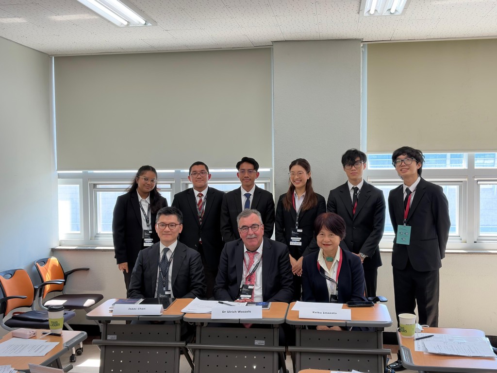 陳志剛(前排左)、德國聯邦律師公會(The German Federal Bar)會長Dr. Ulrich Wessels(前排中)及日本律師Keiko Imazato(前排右)擔任LAWASIA模擬仲裁評審,與參賽大學生合照。 陳志剛(前排左)、德國聯邦律師公會(The German Federal Bar)會長Dr. Ulrich Wessels(前排中)及日本律師Keiko Imazato(前排右)擔任LAWASIA模擬仲裁評審,與參賽大學生合照。