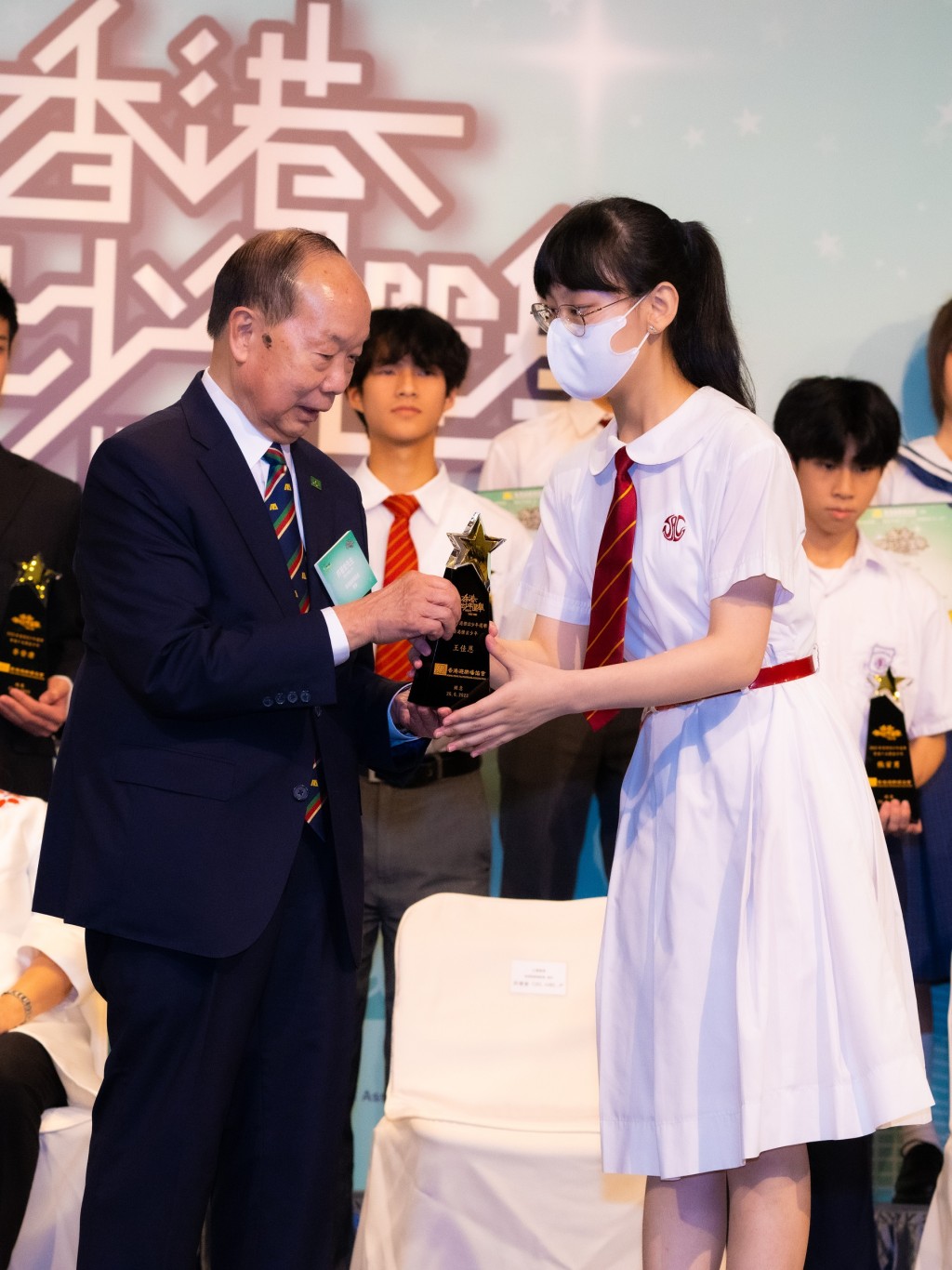 炎明熹领取“香港杰出少年”奖项。（学校官网图片）