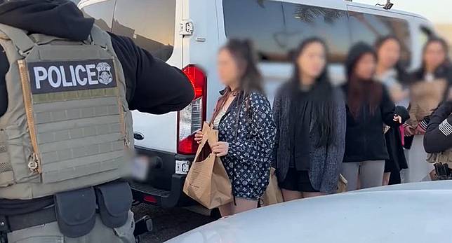 被捕者由白色廂型車載離。@HSILosAngeles / X 被捕者由白色廂型車載離。@HSILosAngeles / X