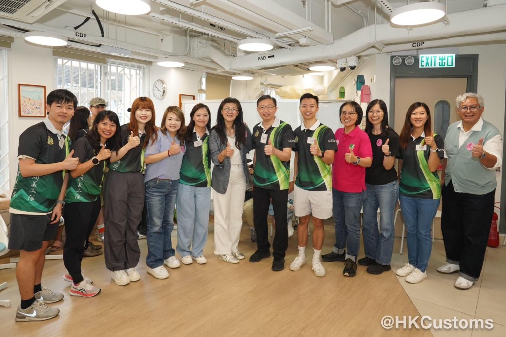 海關貿易管制處處長李民佳聯同海關義工隊,出席紅磡社區客廳舉行的親子活動。 海關貿易管制處處長李民佳聯同海關義工隊,出席紅磡社區客廳舉行的親子活動。