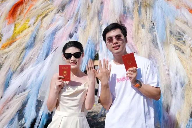 在寧波音樂節現場舉行結婚儀式的新人。寧波民政微信公眾號 在寧波音樂節現場舉行結婚儀式的新人。寧波民政微信公眾號
