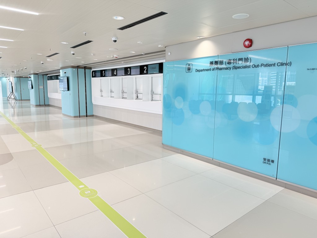 「專科門診大樓」（4座） 的藥劑部，為香港最大的藥劑部，亦是公立醫院中首個配備綜合自動化配藥系統的藥劑部。