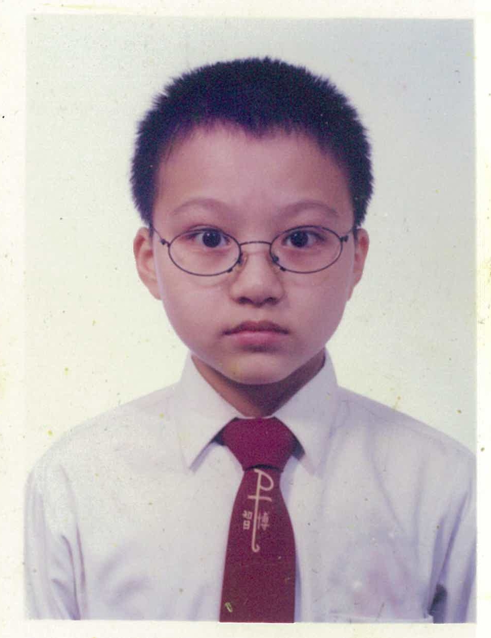 吳業坤小時候已經要戴眼鏡。