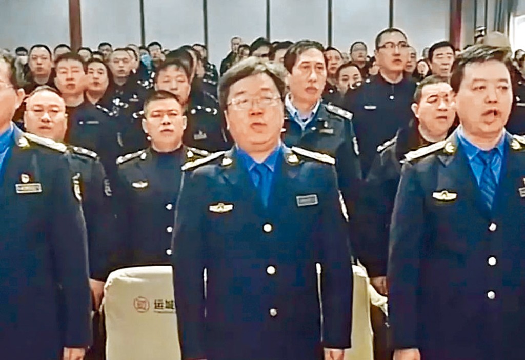 山西城管宣誓「不吃拿卡要」。 